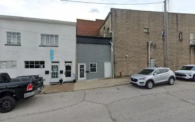 Uptown Pet Parlor LLC in Boonville, IN