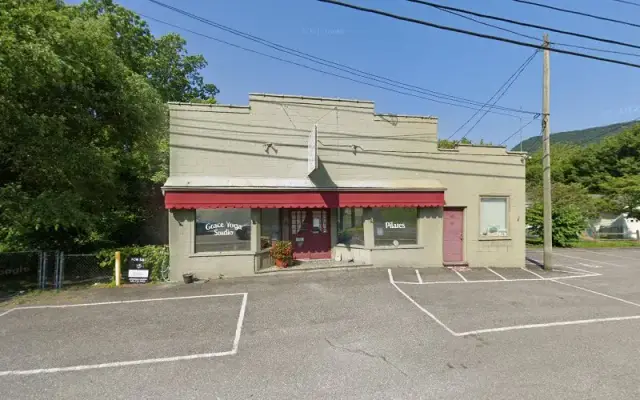 Ashley Dog Groomer in Cloverdale, VA