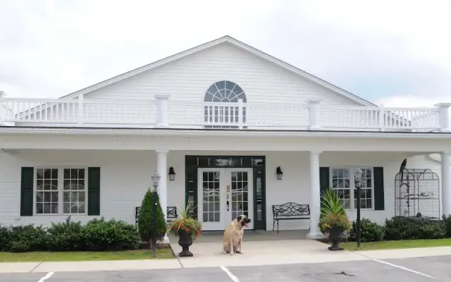 Five Points Pet Resort in Raeford, NC