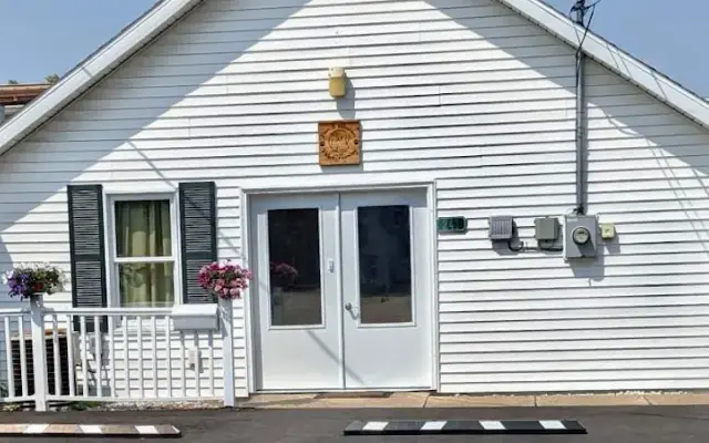 Paws & Whiskers Pet Grooming in Clinton, WI