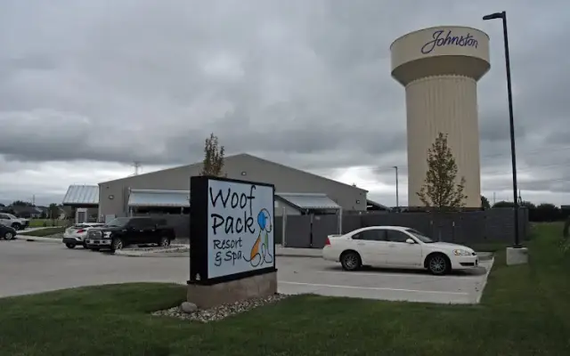 Woof Pack Resort & Spa in Johnston, IA