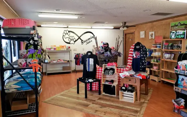 Lisa's Grooming salon and Pet boutique in Mt Vernon, MO