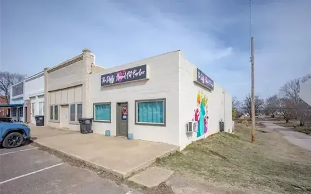 The Dirty Hound Pet Parlor in Washington, OK