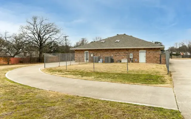 Pet grooming house in Bedford, TX